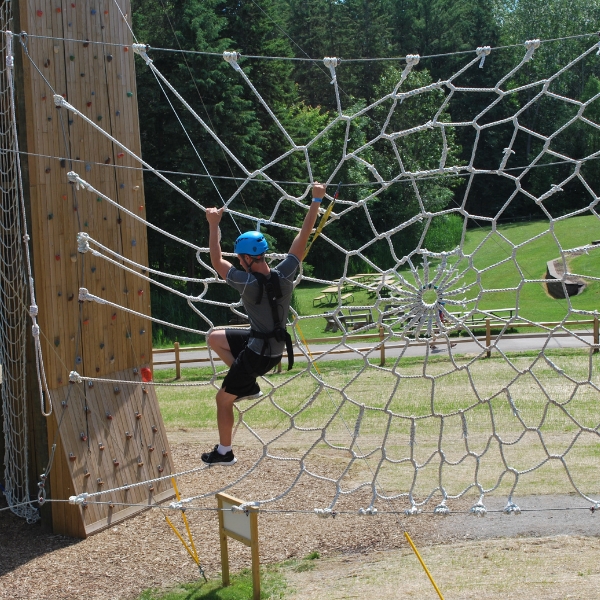 Man climbs on spider rope